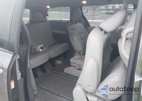 2015 Toyota Sienna Xle Premium 8 Passenger z USA, uszkodzony, nr VIN 5TDYK3DC7FS577343